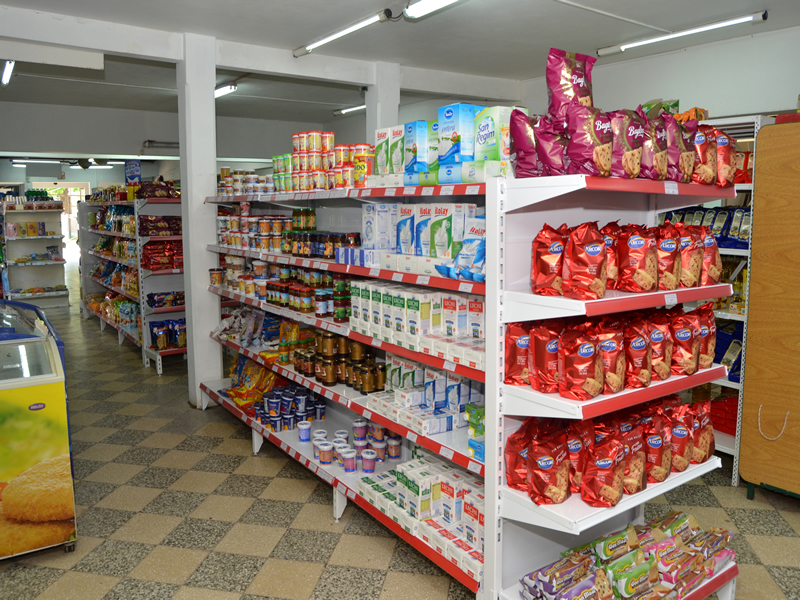 Gondolas y estantes con mercaderia